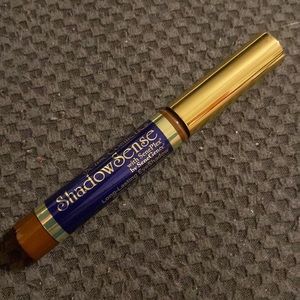 ShadowSense by SenseCosmetics, long lasting eye shadow. Color is Garnet.